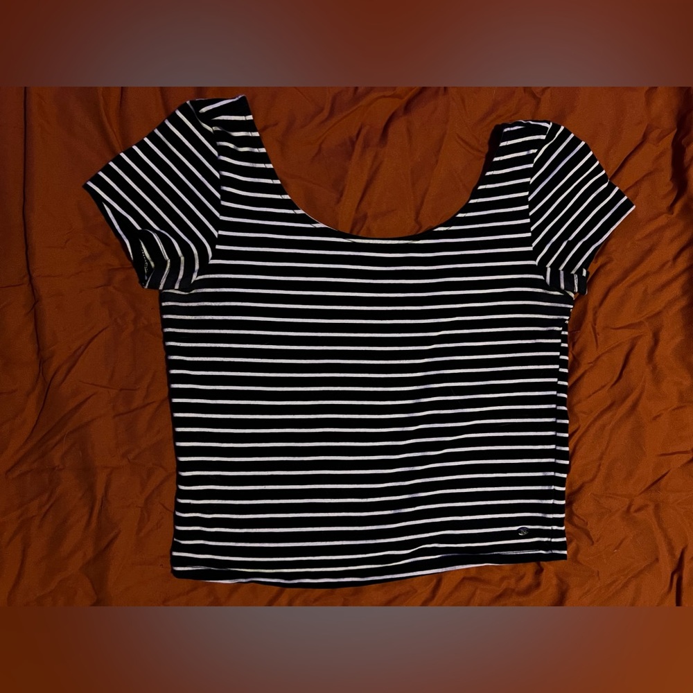 AMERICAN EAGLE Cropped Black & White Striped Shirt